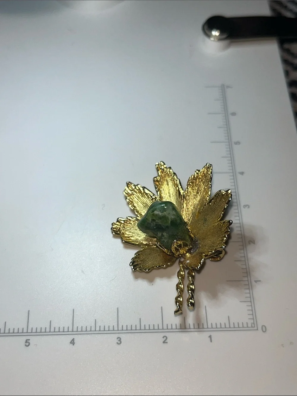 Vintage Gold Tone Maple Leaf Brooch Natural Nephrite Jade Stone Estate Pin